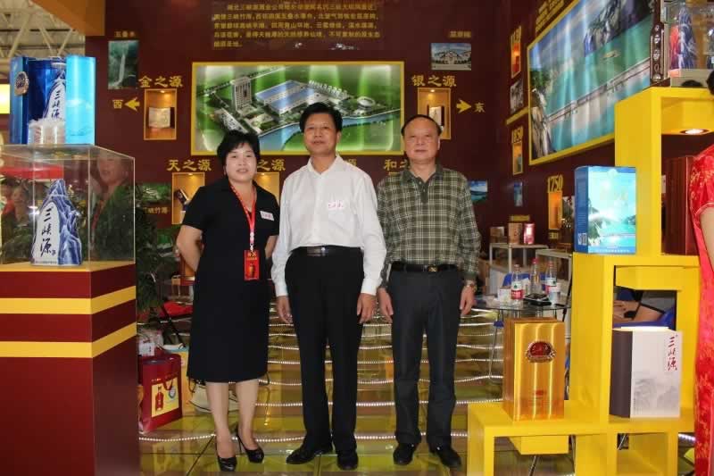 依山傍水的三峡源酒厂，泗溪风景区再次合作成为白酒加盟商